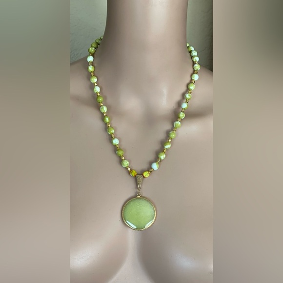 22-1/2 inch Elegant Green Beaded Necklace with Gold Accents - Picture 14 of 14
